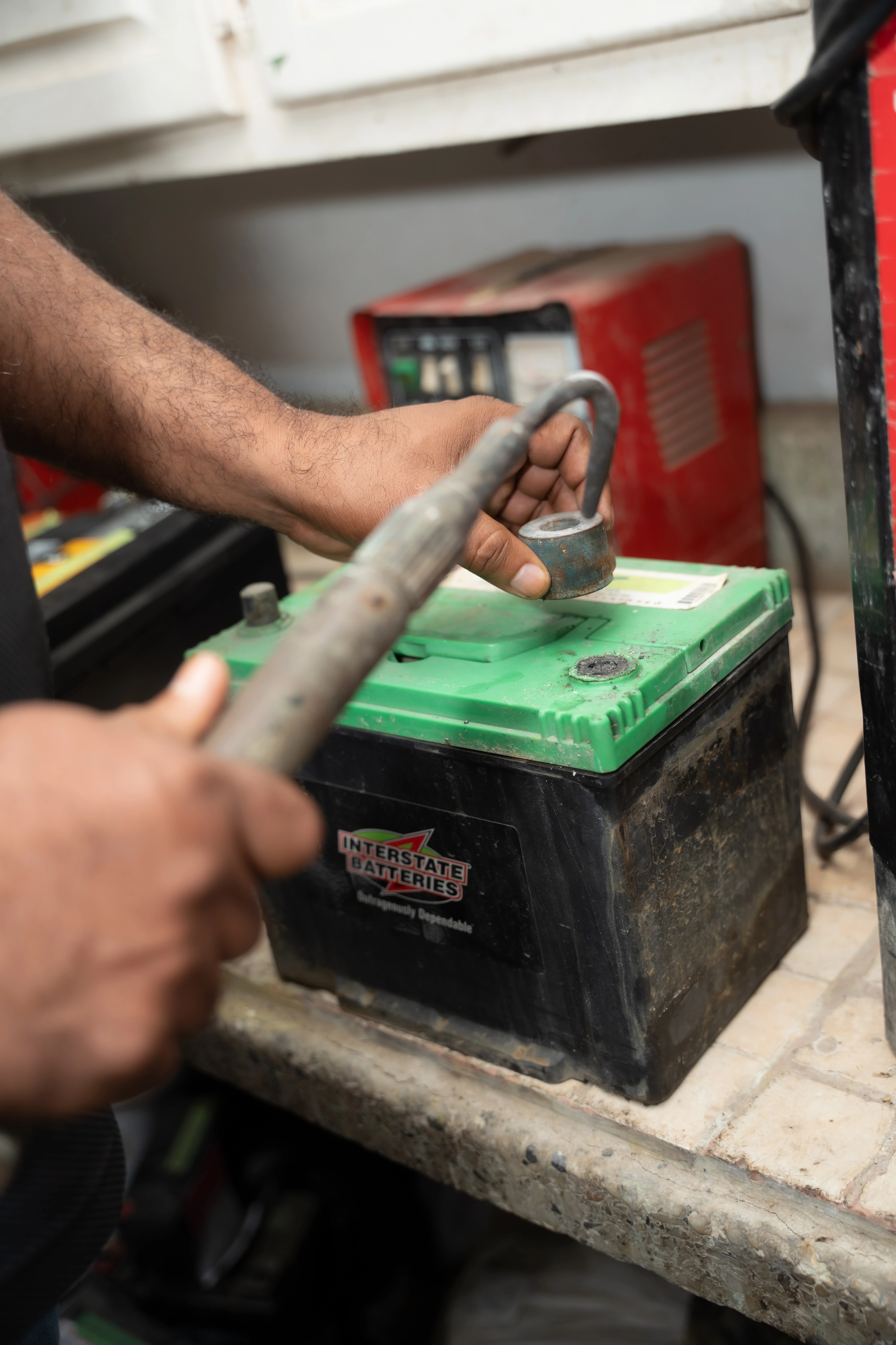 [Trabajo técnico en bornes de batería]